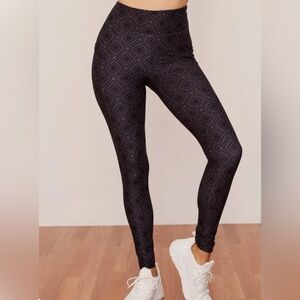 Wolven Black Graphic Pocket Leggings. Size Medium